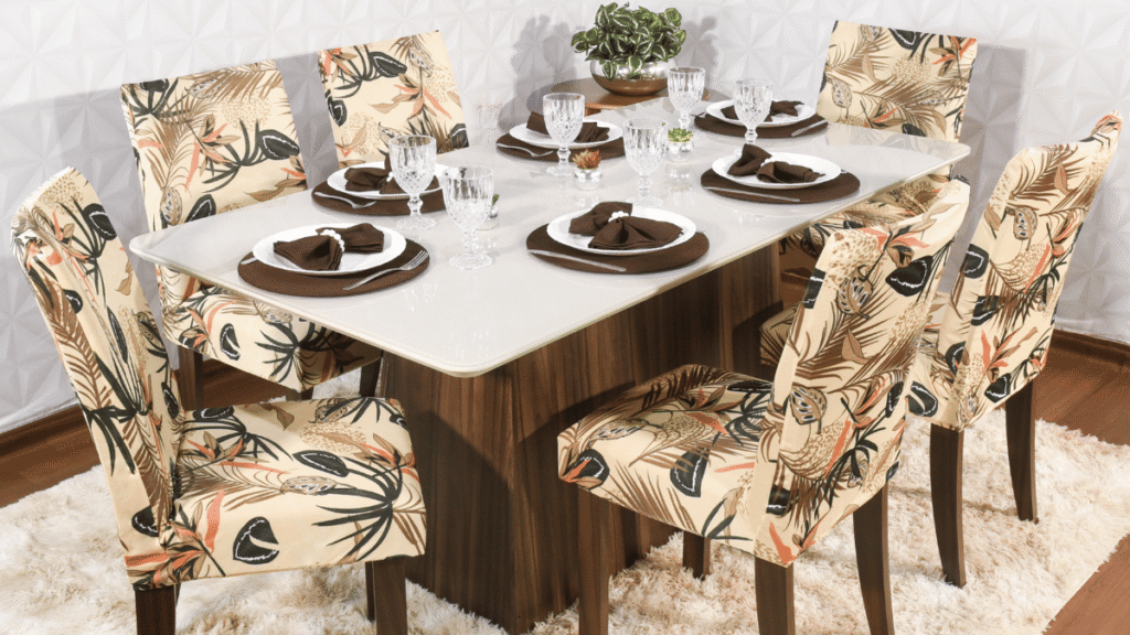 Capa de Cadeira de Jantar - Boho: conjunto completo de cadeiras com estampa boho em sala de jantar sofisticada.