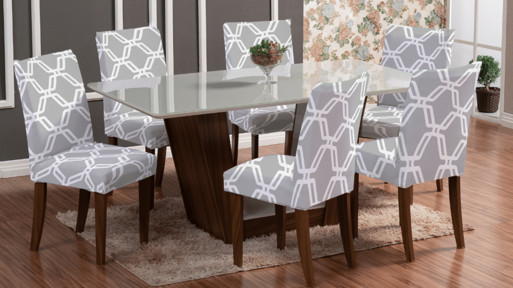 Capa para Cadeira de Jantar Geo – Estampa geométrica em branco sobre fundo cinza claro, ideal para ambientes modernos e minimalistas.