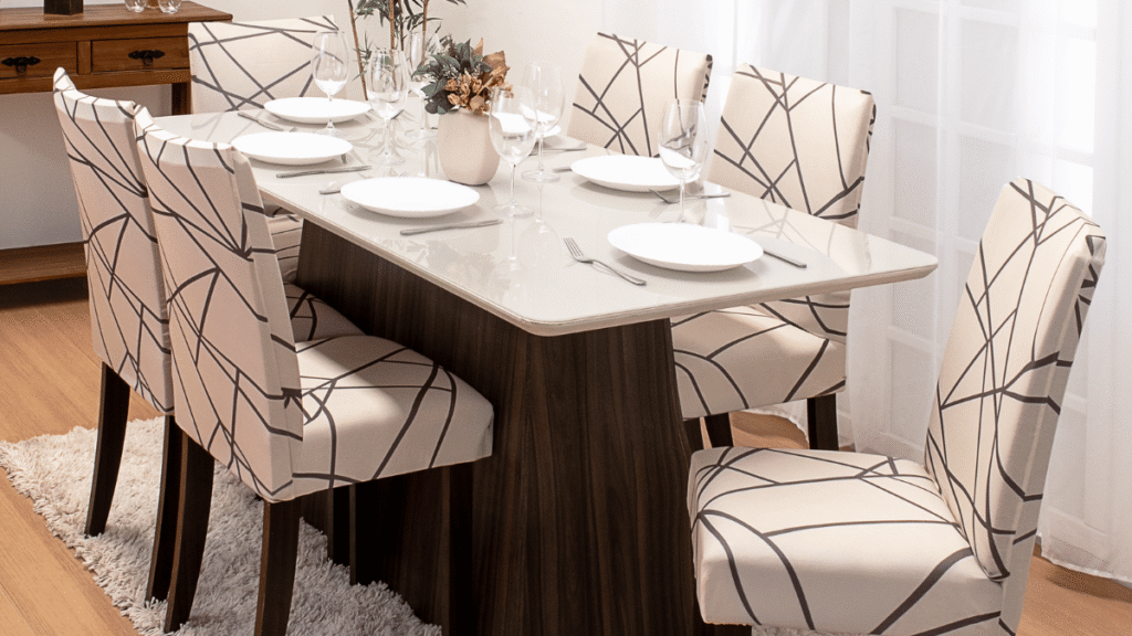 Capa para Cadeira de Jantar Serena – Estampa moderna com linhas grafite sobre fundo bege, ideal para uma sala de jantar clean, leve e sofisticada.