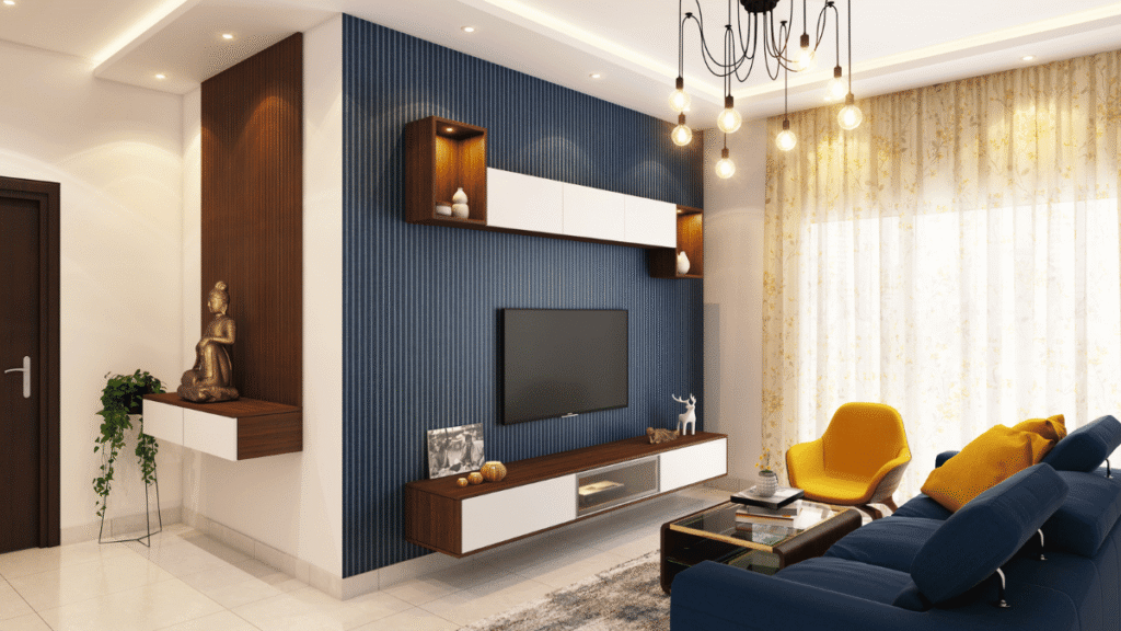 Sala moderna com sofá azul, poltrona amarela e tapete pequeno que não acompanha o tamanho dos móveis.