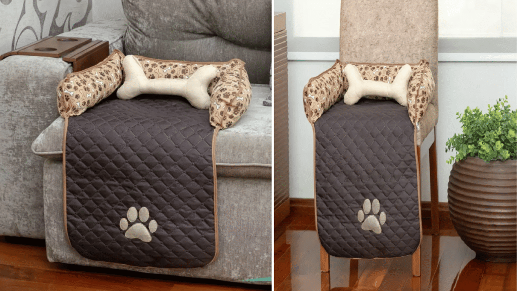 Protetor acolchoado marrom com estampa de patinha, posicionado sobre o braço de um sofá e uma cadeira, acompanhado de almofadas laterais estampadas com ossinhos e uma almofada em formato de osso, ideal para pets.